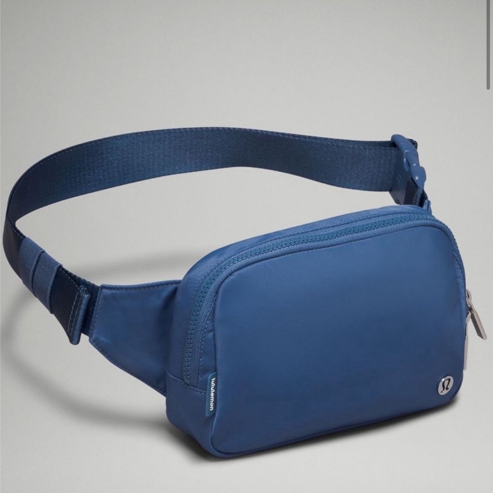 NWOT Lululemon 2L Everywhere Belt Bag Large. Pitch Blue - Picture 3 of 3